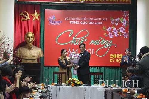 Tổng cục trưởng TCDL Nguyễn Trùng Khánh tặng hoa cho đại diện cán bộ hưu trí